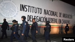 Polisi di luar pusat penahanan imigran Singlo XXI, Tapachula, Meksiko, pasca kaburnya 1.300 migran dari Kuba, Haiti dan Amerika Tenfah dari lokasi tersebut, 25 April 2019. 