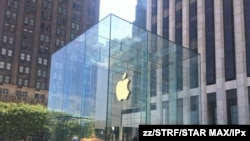 El famoso logotipo de la manzana mordida que representa al gigante Apple es visto en una céntrica avenida de Nueva York en julio de 2019.