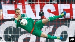 Manuel Neuer, portant ici le mallot du Bayern en Ligue des Champions face à l'Atletico Madrid, à Munich le 3 mai, 2016.