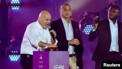 جانی اینفانتینو، رئیس فیفا، در حال فشار دادن یک دکمه قرمز، در کنار دیوید ترزگه و مارسل دسایی در مراسم گشایش «جشنواره هواداران فیفا» در دوحه، قطر - ۱۹ نوامبر ۲۰۲۲ (۲۸ آبان ۱۴۰۱)