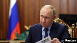 Presiden Rusia Vladimir Putin menghadiri pertemuan dengan CEO perusahaan negara Rostec Sergei Chemezov di Moskow, Rusia, 28 Desember 2023. (Foto: Sputnik/Gavriil Grigorov/Kremlin via REUTERS)