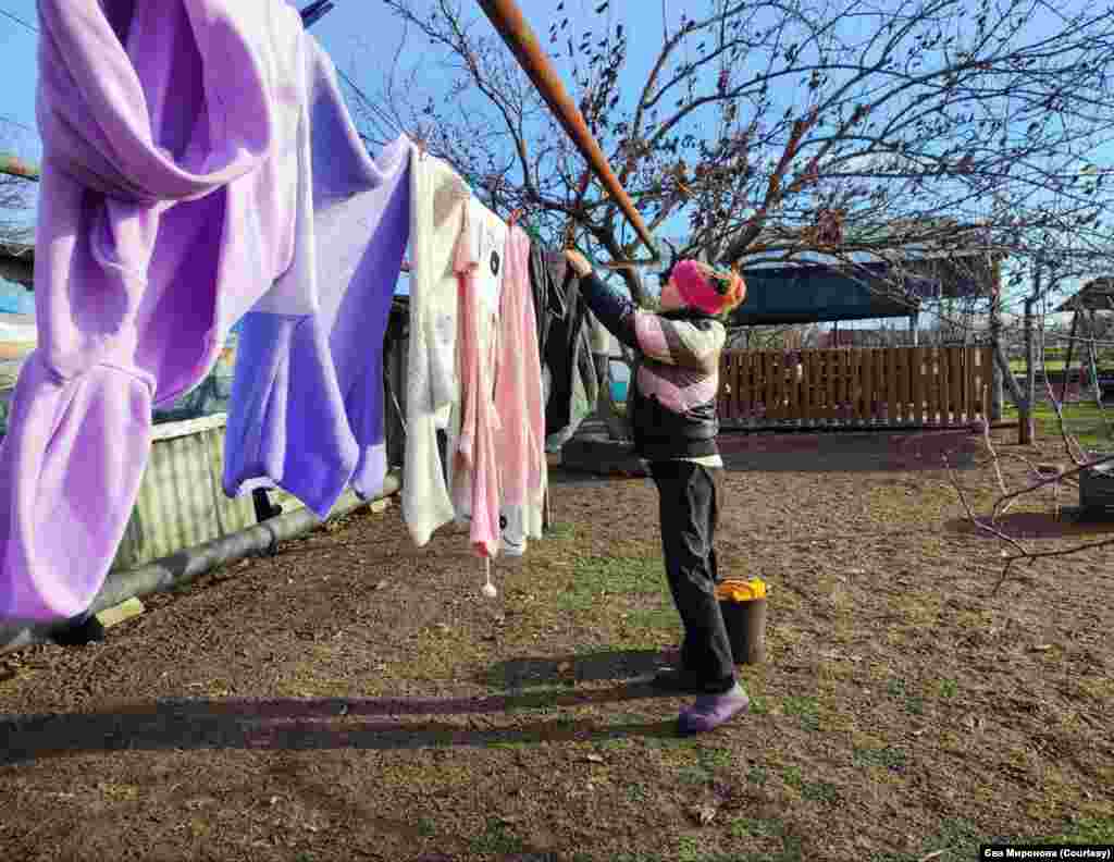 У Ірини четверо дітей. Поки її чоловік захищає країну, весь час жінки присвячений домашній роботі.