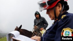 Bomberos colombianos realizan censo de un habitante de la localidad más cercana al cráter del volcán Nevado del Ruiz, luego de que las autoridades declararan alerta naranja y pidieran a la población una evacuación preventiva, en Villamaría, Colombia, el 3 de abril de 2023.