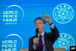 រូបឯកសារ៖ ឯកអគ្គរដ្ឋទូតអាមេរិកប្រចាំនៅចិន លោក Nicholas Burns ថ្លែងនៅក្នុងវេទិកាមួយស្តីអំពី «អង្គការសហប្រជាជាតិនិងពិភពលោក» ក្នុងវេទិកាសន្តិភាពពិភពលោក នៅទីក្រុងប៉េកាំង ប្រទេសចិន កាលពីថ្ងៃទី ៤ ខែកក្កដា ឆ្នាំ ២០២២។