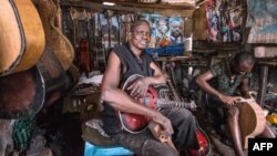 Misoko Nzalaya Jean Luther, alias Socklo, un luthier à Kinshasa, le 22 mars 2017.