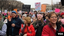 Crowds of people attend a rally before the Women’s March, studded with celebrities and lawmakers, in Washington, D.C., Jan. 21, 2017. (E. Sarai/VOA)