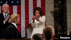 Wapres AS Mike Pence dan Ketua DPR Nancy Pelosi bertepuk tangan saat Presiden Donald Trump memberikan pidato kenegaraan di Gedung Capitol, Washington DC, 5 Februari 2019 lalu. 