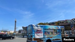 Un autobús con anuncios de aperturas de trabajo recorre las calles de Point Pleasant Beach, Nueva Jersey, el 25 de mayo de 2021.