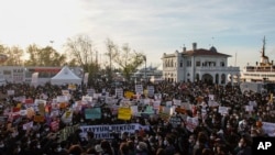 Ribuan mahasiswa Universitas Bogazici menggelar unjuk rasa di Istanbul, pada 6 Januari 2021. 