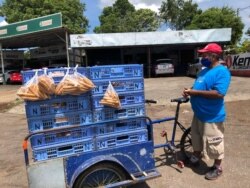 Julio Solís, vendedor de pan, mantiene el optimismo.