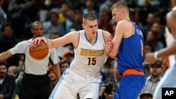 Nikola Jokic des Denver Nuggets, à gauche, contre Kristaps Porzingis des New York Knicks, Denver, Colorado, le 8 mars 2016. 
