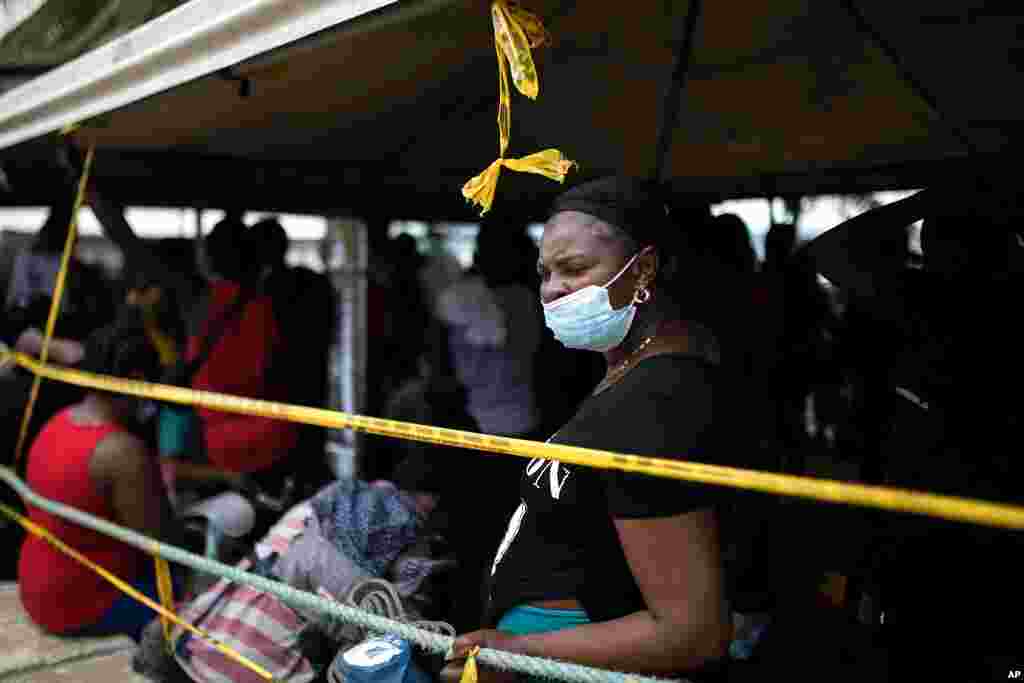 Migrantes haitianos abordan un bote hacia Capurganá. 