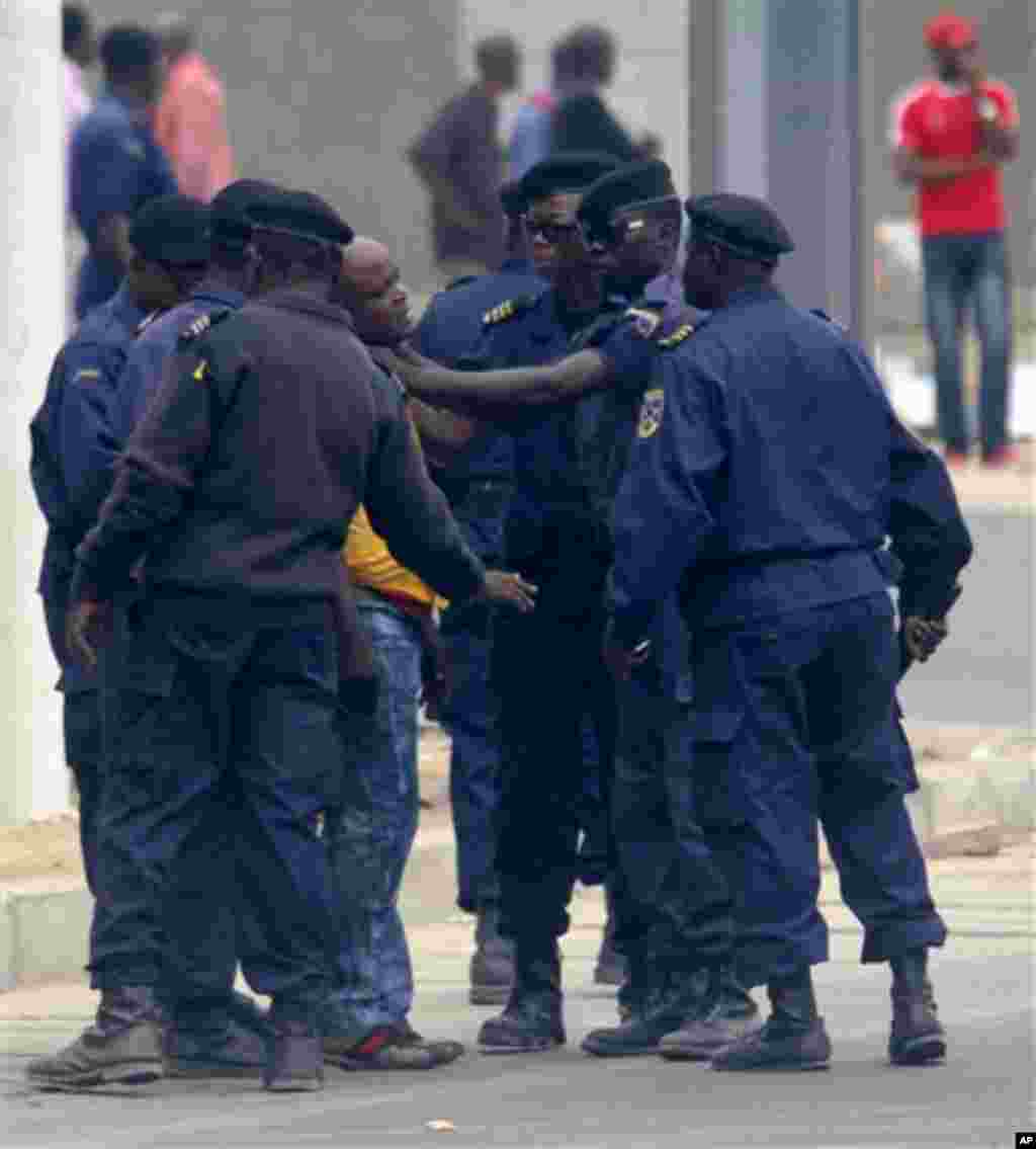 Un journaliste de télévision est arrêté et malmené par la police alors qu'il couvrait une manifestation de l'opposition à Kinshasa, au Congo, jeudi le 1 septembre 2011 photo. (AP Photo / John Bompengo) 