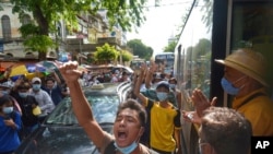 Para demonstran anti-kudeta militer dalam unjuk rasa di Yangon, Myanmar, 6 Mei 2021. 