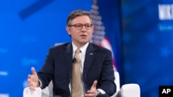 Спикер Палаты представителей Майк Джонсон выступает на «Конференции консервативных политических действий» (CPAC). 20 февраля 2025 г.