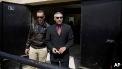 Dua wartawan stasiun televisi Al Jazeera, Baher Mohammed (kiri) dan Mohammed Fahmy keluar dari pengadilan di Kairo, Mesir (8/3).