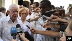 Liberian security forces hem in protesters after clashes at West Point neighborhood in Monrovia, Aug. 20, 2014.