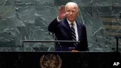 যুক্তরাষ্ট্রের প্রেসিডেন্ট জো বাইডেন জাতিসংঘ সাধারণ পরিষদের ৭৯তম অধিবেশনে ভাষণ দেওয়ার পর হাত নাড়ছেন, ২৪ সেপ্টেম্বর, ২০২৪। 