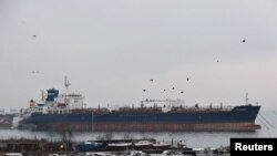 Росія витрачає "надзвичайні кошти" на побудову тіньового флоту. Інакше ці кошти могли б піти на війну, кажуть в уряді США. Фото: нафтовий танкер NS POWER в порту в російському Владивостоці