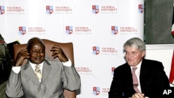 Uganda President Yoweri Museveni, left, with the UK Secretary of State for International Development Andrew Mitchell, right, at the opening of Victoria University in Uganda capital Kampala, September 10, 2011 (file photo).