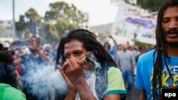 Des dizaines de milliers de Sud-Africains participent à la marche pour la légalisation du cannabis, au Cap, Afrique du Sud, 7 mai 2016. epa / NIC Bothma