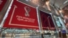 Poster besar Piala Dunia 2022 di Qatar terpajang di Bandara Internasional Hamad di Doha, Qatar, pada 14 Oktober 2022. (Foto: Reuters/Hamad I Mohammed)
