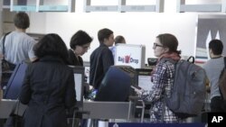 Antrian penumpang salah satu maskapai penerbangan Amerika di bandara Will Rogers, Oklahoma (20/11). Warga Amerika saat ini tengah melakukan perjalanan untuk mengunjungi keluarga dan kerabat dalam liburan Thanksgiving.