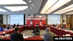 El secretario del Departamento de Seguridad Nacional (DHS), Alejandro Mayorkas, y el canciller mexicano, Marcelo Ebrard, se reúnen con sus delegaciones en la Ciudad de México, México, el 15 de junio de 2021.