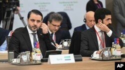 د سوریې د موقتي حکومت د بهرنیو چارو وزیر اسعد الشیباني په پاریس کې یوې نړیوالې غونډې کې د ګډون پر مهال. 