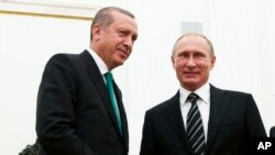 Russian President Vladimir Putin shakes hands with Turkey's President Recep Tayyip Erdogan (l) at the Kremlin, Sept. 23, 2015.