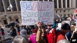 বারবারা সিঙ্গার যিনি ফেব্রুয়ারির শুরুতে ইউএসএআইডির চাকরি হারান, তিনি ২০২৫ সালের ২৮ ফেব্রুয়ারি ওয়াশিংটনে ইউএসএআইডির প্রতি সমর্থন জানাচ্ছেন। ফাইল ছবি।