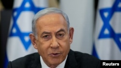 Perdana Menteri Israel Benjamin Netanyahu memimpin rapat kabinet di pangkalan militer Kirya, yang juga kantor Kementerian Pertahanan Israel, di Tel Aviv, Israel, 24 Desember 2023. (Foto: Ohad Zwigenberg/Pool via Reuters)