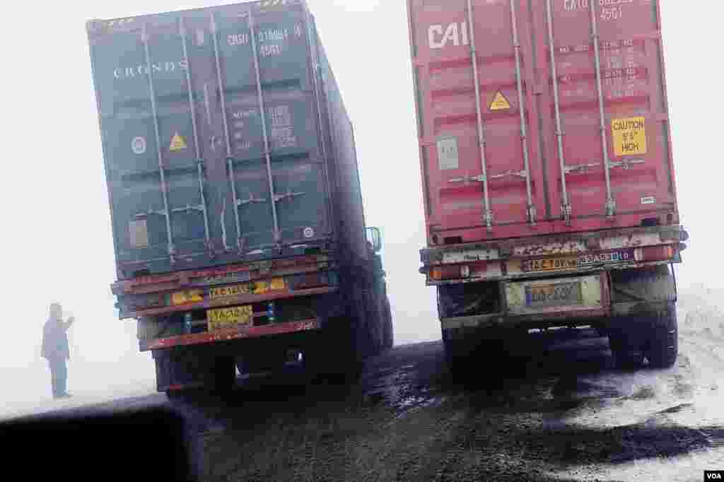 Iranian truckers stop to check snow chains on tires before crossing Armenia's 1,800 meter high Tukh Manuk Pass, Feb. 21, 2013. (V. Undritz/VOA)