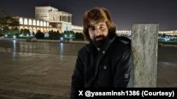 خانواده بابک شهبازی با رد اتهامات علیه او، گفته‌اند مقامات امنیتی به آنها وعده داده بودند که اگر خبررسانی نکنند، او را آزاد می‌کنند. 