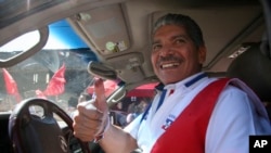 ARCHIVO - Norman Quijano, candidato a alcalde de San Salvador, levanta el pulgar después de votar en San Salvador, el 18 de enero de 2009. 