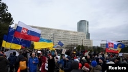 Демонстранти у Братиславі на антиурядовому протесті після зустрічі прем’єр-міністра Словаччини Роберта Фіцо з президентом Росії Володимиром Путіним, 23 грудня 2024 р. (Фото: REUTERS/Radovan Stoklasa)