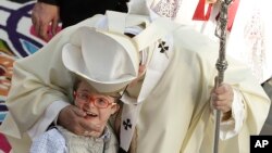 Đức Giáo Hoàng hôn một một em bé trên đường đến cử hành Thánh lễ tại thành phố Mexico, ngày 13/2/2016.
