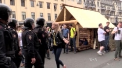Russian Police Detain Hundreds at Corruption Protest on National Day