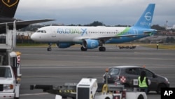 一架載有135名被美國驅逐出境者的飛機從美國出發抵達哥斯達黎加阿拉胡埃拉的胡安聖瑪麗亞國際機場。 (2025年2月20日)