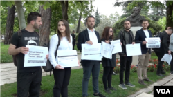 Pamje nga një protestë e gazetarëve para Kuvendit