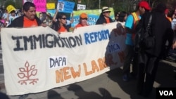 Protesters in front of the U.S. Supreme Court in Washington D.C. ahead of a landmark hearing on immigration, April 18, 2016. (E. Cherneff / VOA) 
