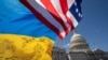 Para pendukung pro-Ukraina mengibarkan bendera Ukraina dan bendera AS di luar Gedung Kongres AS di Washington, AS, 20 April 2024. (Foto: REUTERS/Ken Cedeno)