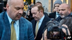 Aktor Kevin Spacey (tengah) berjalan meninggalkan gedung pengadilan Daniel Patrick Moynihan di New York, pada 20 Oktober 2022. Juri memutuskan bahwa Spacey tidak bersalah dalam kasus pelecehan seksual yang dituduhkan kepadanya. (Foto: AP/Andres Kudacki)
