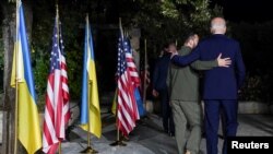 Президент США Джо Байден і президент України Володимир Зеленський після двосторонньої зустрічі на полях саміту G7 в Італії, 13 червня 2024 року.