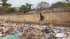 Des ordures bloquent une route à Diatta, un district de Brazzaville, 02 février 2025, République du Congo (Arsène Séverin/VOA)