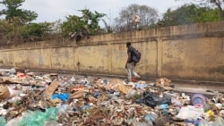 Des ordures bloquent une route à Diatta, un district de Brazzaville, 02 février 2025, République du Congo (Arsène Séverin/VOA)