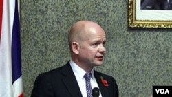 Menteri Luar Negeri Inggris William Hague mendesak pemerintah Mesir menanggapi positif tuntutan akan reformasi.