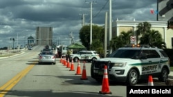 Se han desplegado numerosos agentes en la zona de Mar-a-Lago con puntos de control en el puente que da acceso a la vivienda donde actualmente reside el presidente electo de EEUU, Donald Trump.