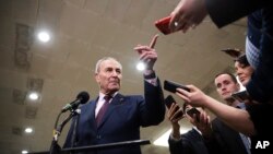 លោក Chuck Schumer ថ្លែង​ទៅ​កាន់​សារព័ត៌មាន​បន្ទាប់​ពី​ចាកចេញ​ពី​ក្រុម​ជំនុំជម្រះ​របស់​ព្រឹទ្ធសភា នៅ​ក្នុង​ក្រុង​វ៉ាស៊ីនតោន កាលពី​ថ្ងៃទី៣ ខែកុម្ភៈ ឆ្នាំ២០២០។