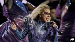 Lady Gaga saat tampil di panggung pertunjukan paruh waktu pertandingan tahunan Super Bowl 2017. (Foto: dok).